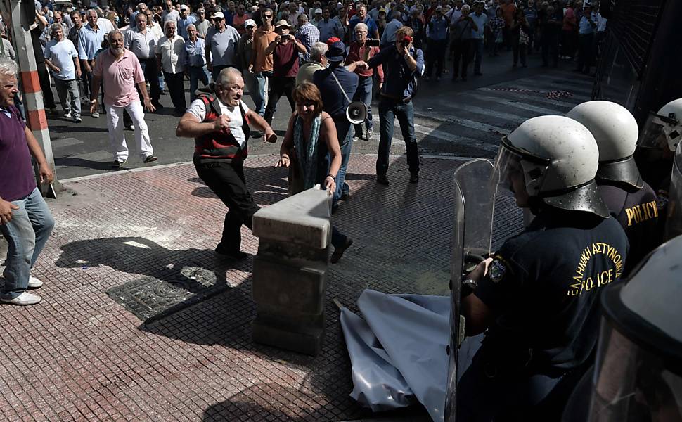 Pensionistas enfrentam tropa de choque durante protesto em Atenas