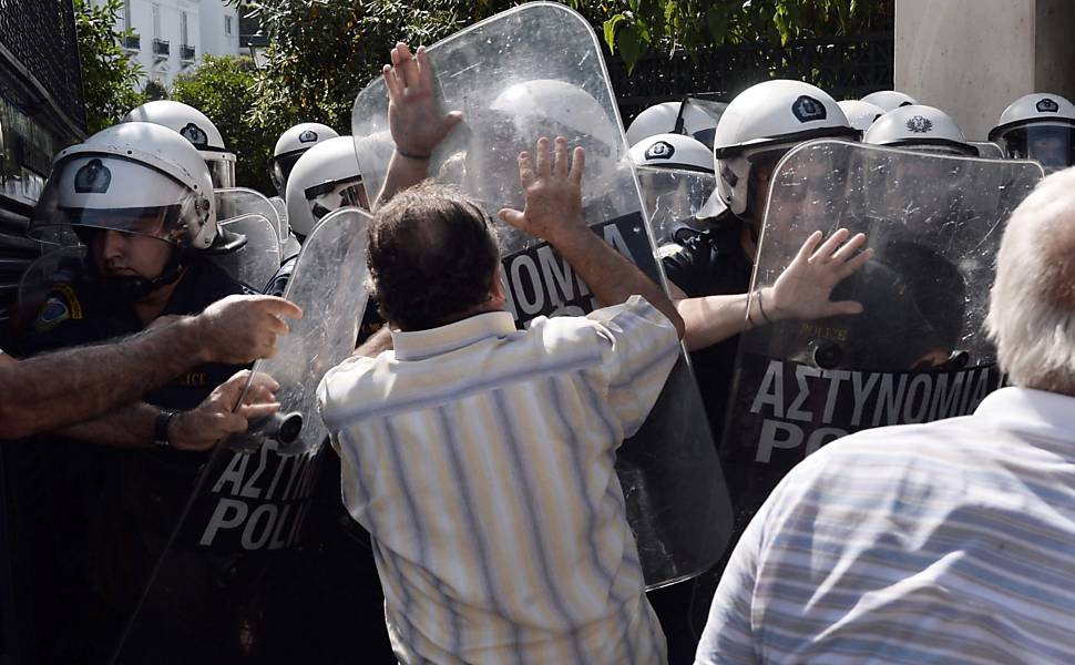 Manifestantes tentam furar bloqueio da polícia