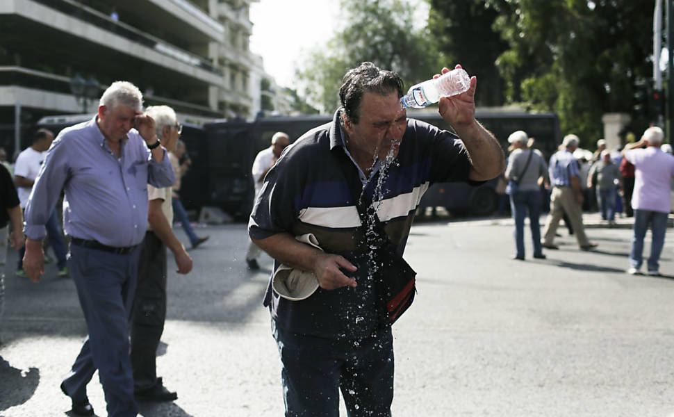 Manifestante joga água no rosto depois de a polícia ter jogado spray de pimenta