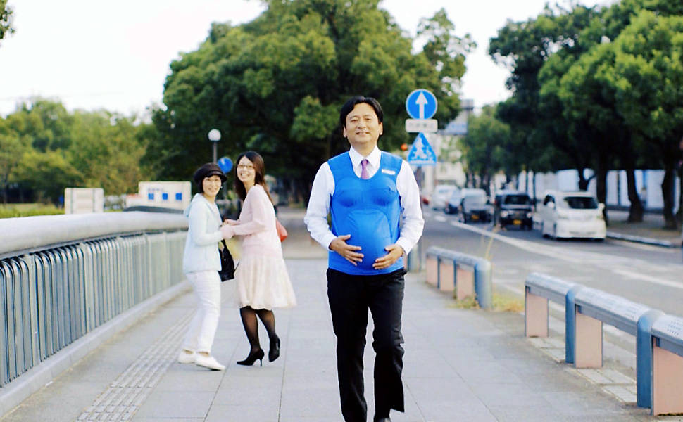 Políticos simulam gravidez no Japão