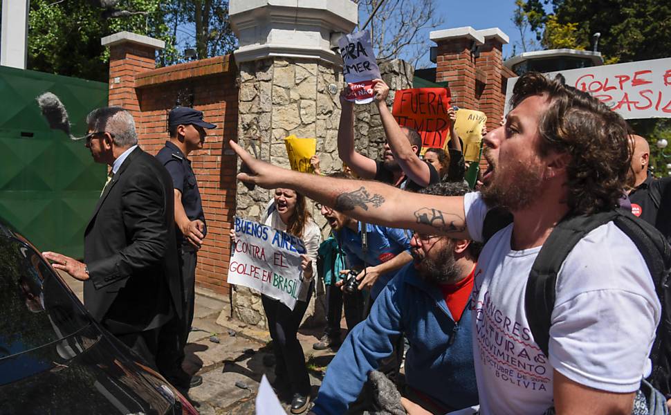 Temer visita Argentina e sofre protesto