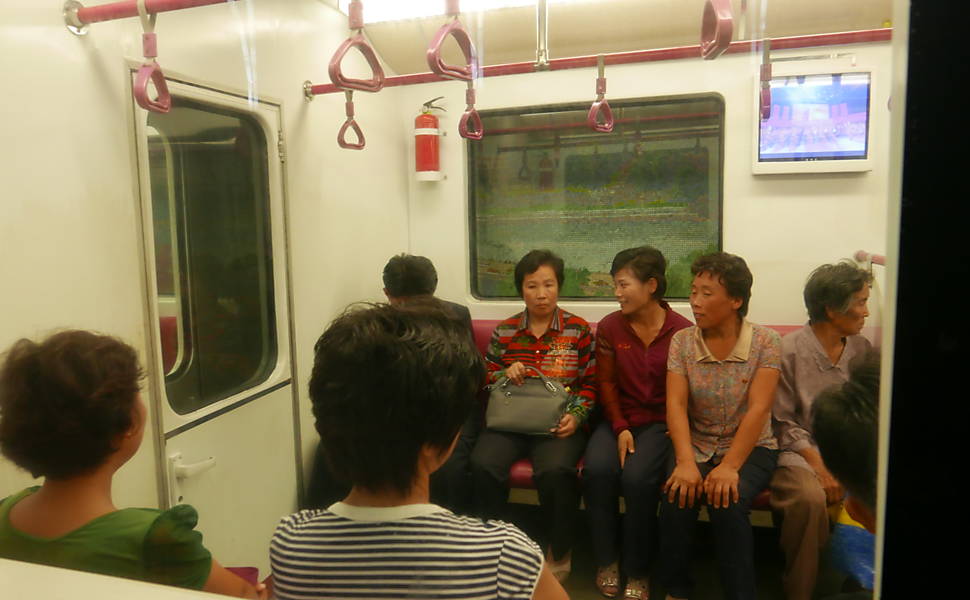 Norte-coreanos usam os novos vagões do metrô de Pyongyang, na estação 