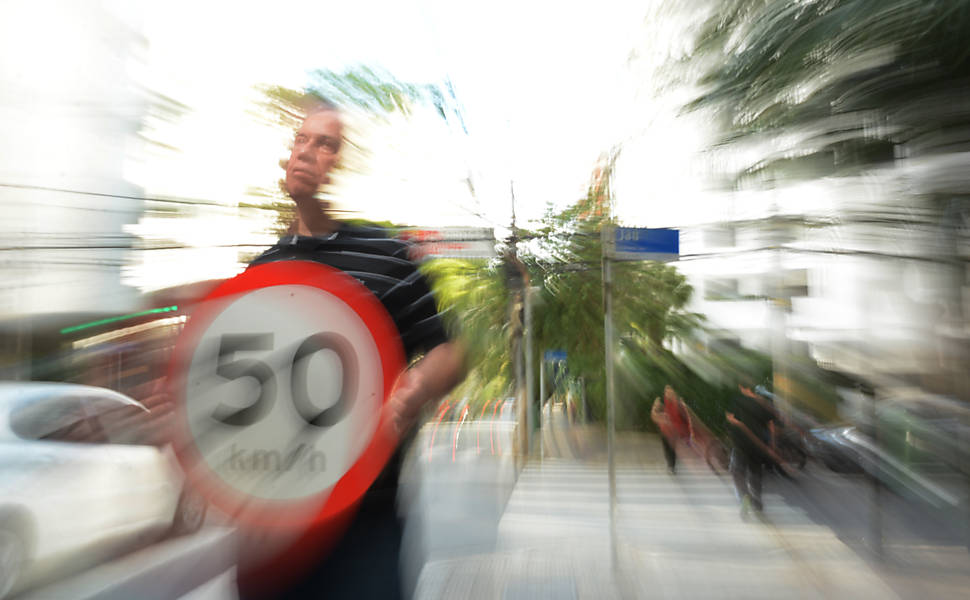 Em outubro, ele fez promessas no Facebook: "MEU SALÁRIO DOAREI A DUAS INSTITUIÇÕES DE CARIDADE, VEÍCULO OFICIAL NÃO QUERO POIS TENHO MEU PRÓPRIO CARRO", escreveu, em caixa alta –sua etiqueta on-line reflete a da vida real.