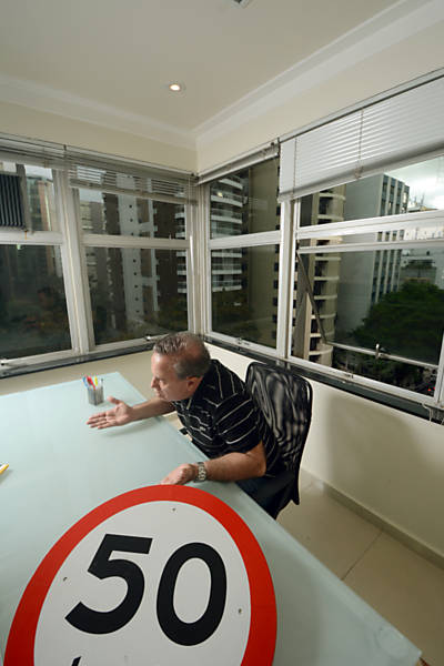 Como se estivesse brincando com uma sopa de letrinhas, Camilinho cita os partidos a que pertenceu: PFL, PL (que virou PR), PT e, agora, PSB. No PT, diz ter ficado por oito meses: filiou-se durante a campanha de Fernando Haddad à prefeitura, em 2012, à espera de um cargo que teria sido prometido a ele. Por meio de sua assessoria, Haddad nega promessas.