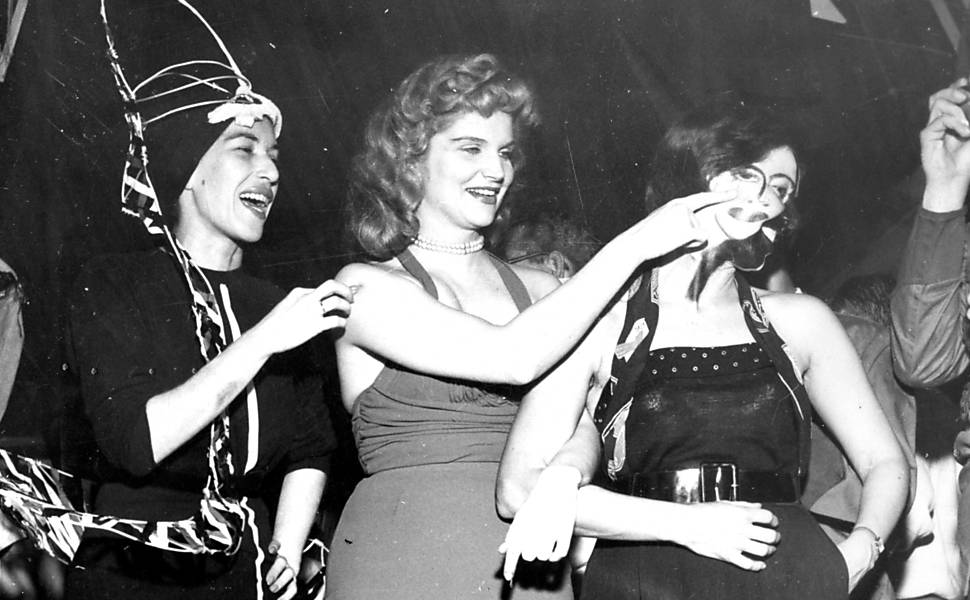 Tônia Carrero em baile de Carnaval, em São Paulo, em 1954