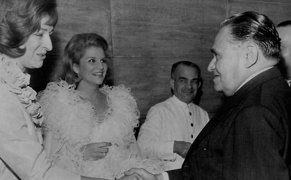 Tônia Carrero com o presidente Humberto de Alencar Castelo Branco após a peça "Qualquer Quarta-feira", em 1964