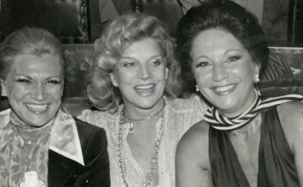 Tônia Carrero com a apresentadora de TV Hebe Camargo e a atriz Lolita Rodrigues na boate Moustache em evento em homenagem a Lolita e a seu marido, Ayrton, em 1977