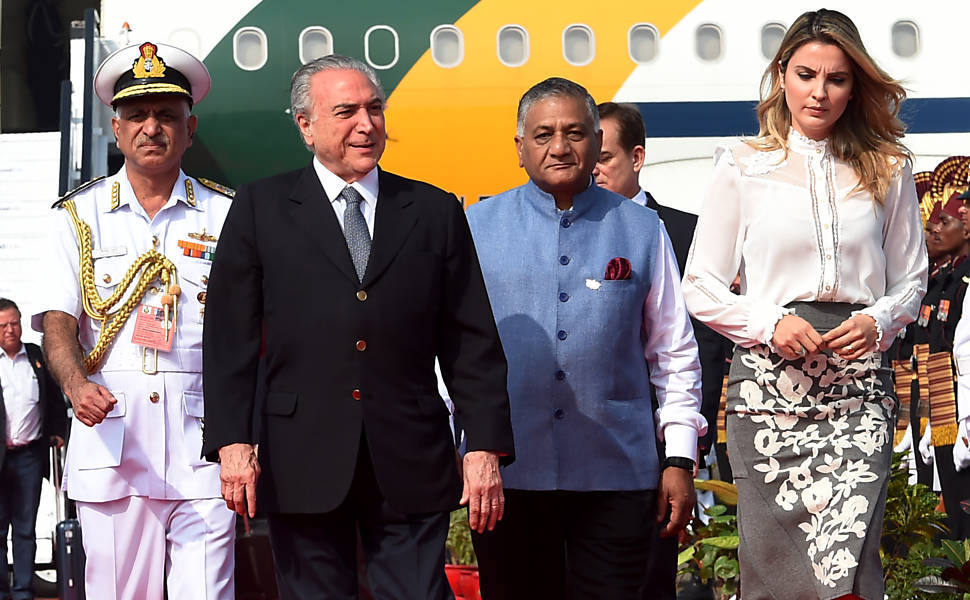 Michel Temer, ao lado da primeira-dama Marcela Temer, desembarca em Goa, na Índia, para cúpula dos Brics