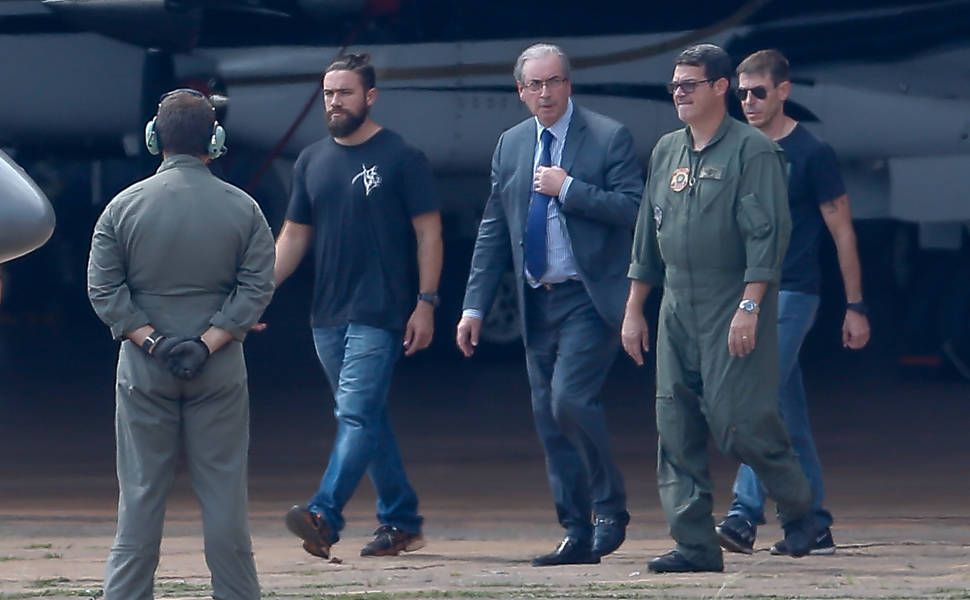 Preso, o ex-deputado Eduardo Cunha é levado até o avião da Polícia Federal