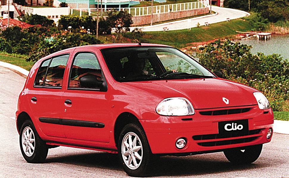 1999 - A Renault surpreende o mercado ao incluir airbags frontais entre os itens de série do Clio, compacto feito em São josé dos Pinhais (PR)