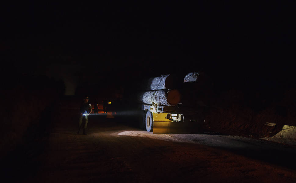 Caminhão com madeira ilegal apreendido por agentes do Ibama na rodovia Transamazônica no município de Uruará (PA)