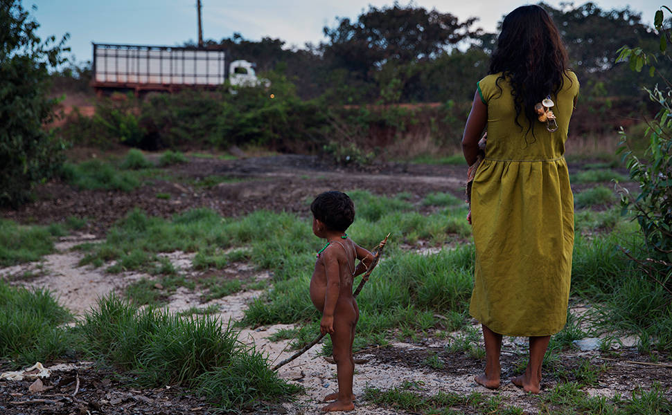 Índios pirahã observam o movimento na rodovia Transamazônica do acampamento montado por eles as margens do rio Maici, no município de Humaitá