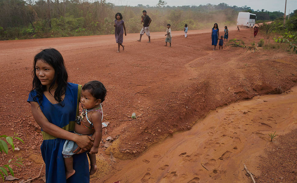 Índios pirahã caminham pela rodovia Transamazônica próximo ao acampamento montado as margens do rio Maici no município de Humaitá