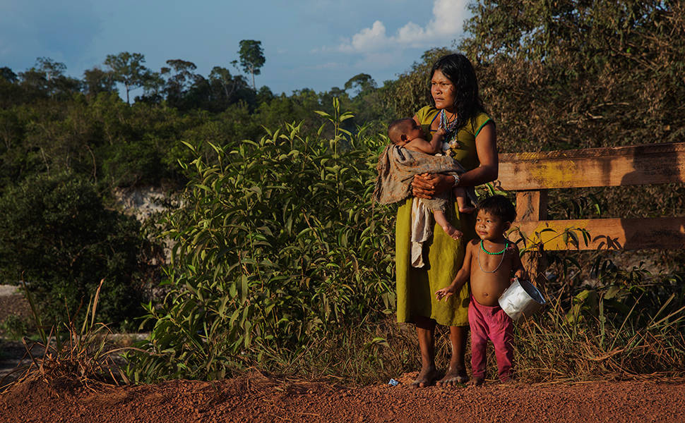 Índios pirahã pedem salgadinho e refrigerante para os veículos que passam pela rodovia Transamazônica em frente ao acampamento deles montado as margens do rio Maici no município de Humaitá