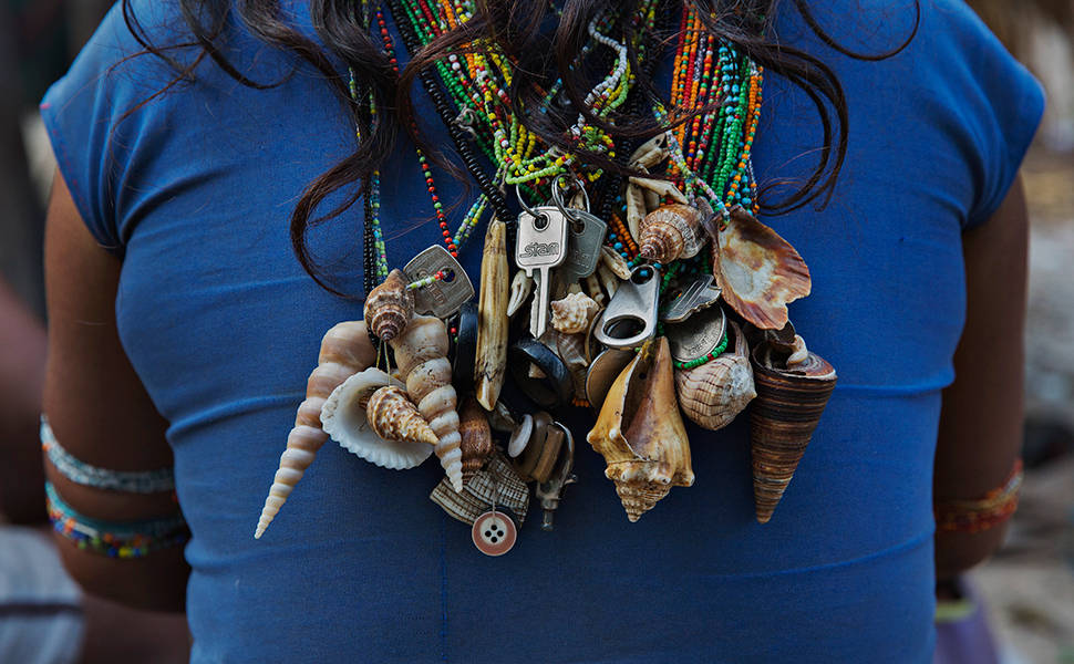 Colar de uma índia pirahã acampada as margens da rodovia Transamazônica proximo a Humaitá