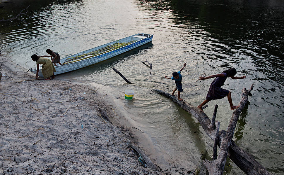 Crianças pirahã brincam no rio Maici, no acampamento montado ao lado da rodovia Transamazônica no município de Humaitá