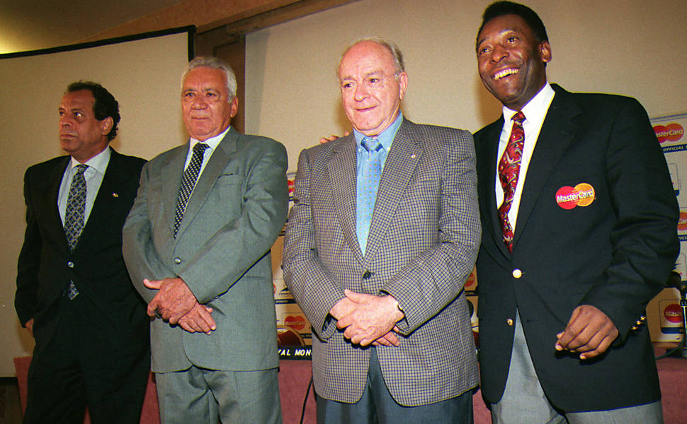 Carlos Alberto Torres (1944-2016), Nilton Santos, Di Stefano e Pelé, em 1998, em cerimônia que elegeu os quatro como os melhores jogadores do século 20 