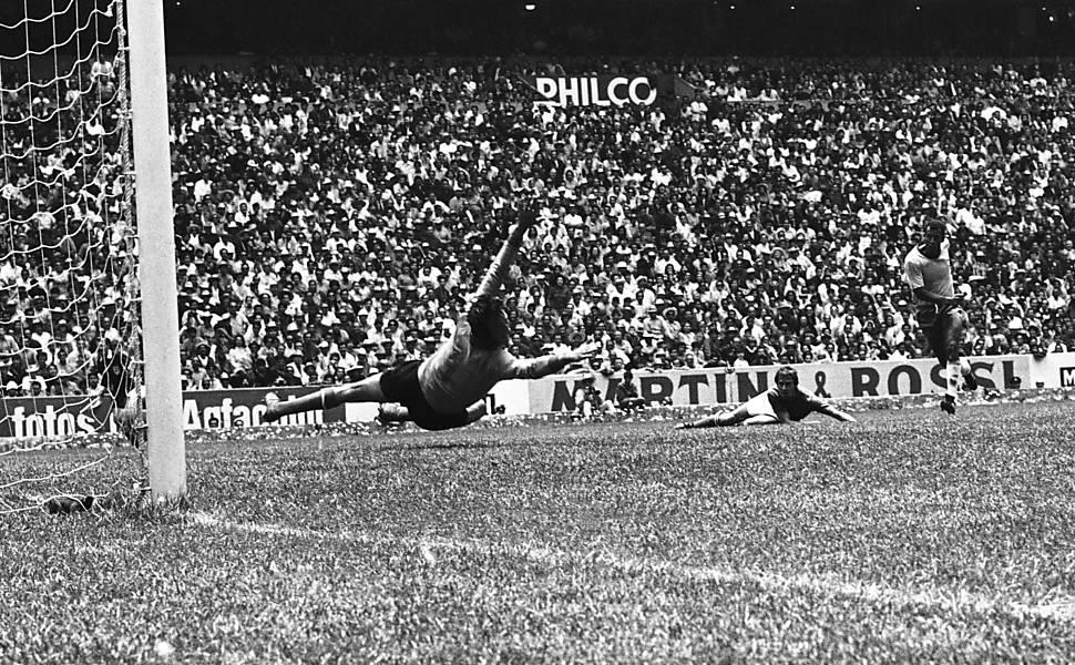 Carlos Alberto Torres marca o quarto gol do Brasil contra em cima do goleiro italiano Albertosi, na final da Copa de 1970 na Cidade do México