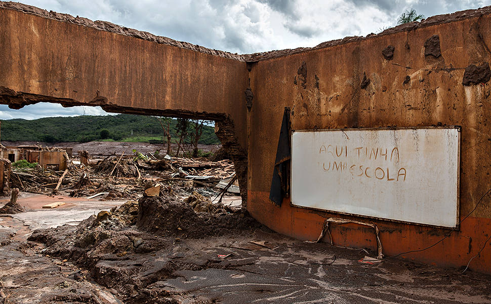 Escola destruída após o rompimento da barragem de Fundão, em novembro de 2015, em Mariana (MG)