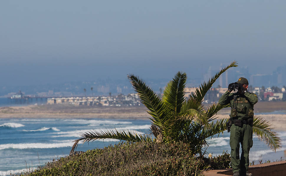 Guarda do Departamento de Proteção a Fronteiras dos EUA monitora divisa no Parque da Amizade, em San Diego (Califórnia)