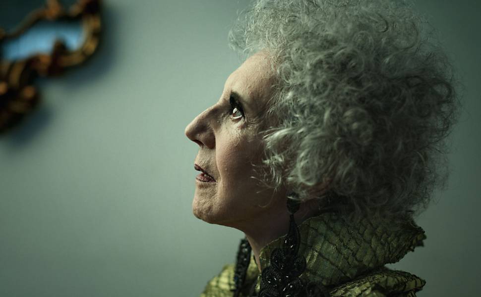 A atriz Maria Alice Vergueiro, em ensaio para a revista Serafina de outubro de 2016