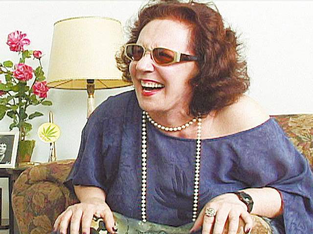 A atriz Maria Alice Vergueiro, em cena do vídeo "Tapa na pantera"