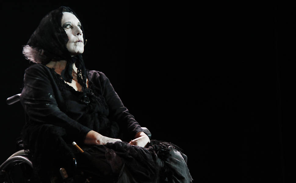 Apresentação do espetáculo "As Três Velhas", em maio de 2013