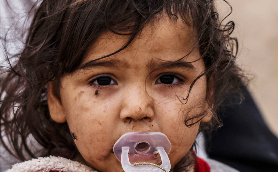 Crianças iraquianas buscam refúgio ao deixar Mossul