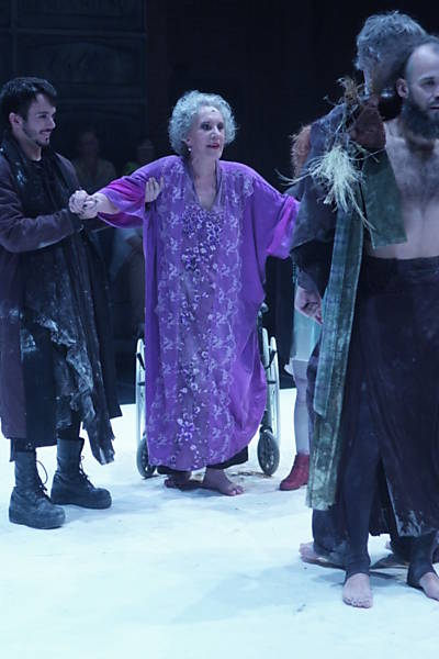 Atores Atores Robson Catalunha (esq), Maria Alice Vergueiro e Luciano Chirolli (de costas) e Alexandre Magno na peça "Why the Horse", em abril de 2015, no Sesc Santana