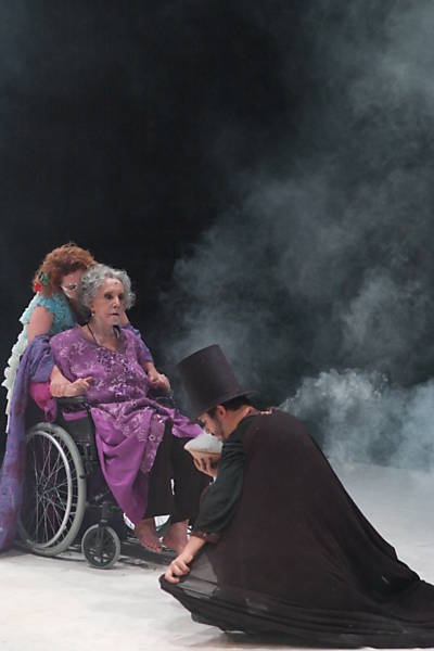 Atores Carolina Splendore (esq), Maria Alice Vergueiro e Robson Catalunha na peça "Why the Horse", em abril de 2015, no Sesc Santana