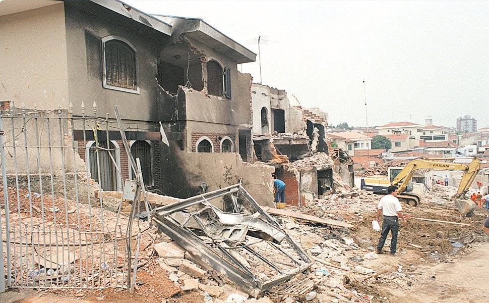 No dia seguinte ao acidente, era possível ter noção do impacto da aeronave contra as casas na rua do acidente