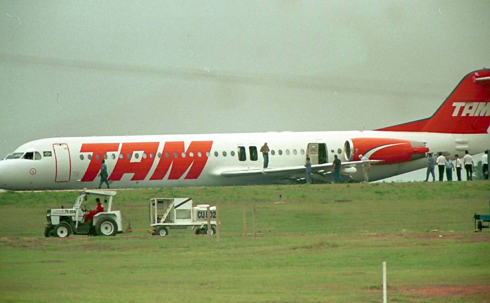 No dia 30 de agosto de 2002, um Fokker 100 faz um pouso forçado no aeroporto de Viracopos, em Campinas