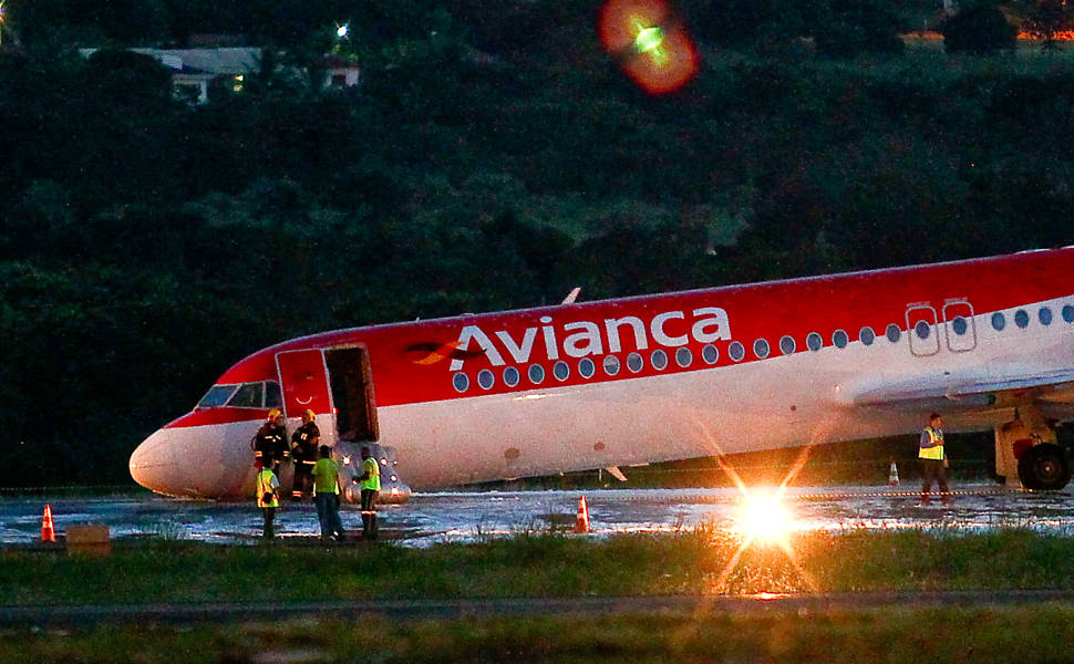 O último dos incidentes envolvendo o Fokker 100 no país foi um pouso sem o trem de pouso frontal, no aeroporto de Brasília, em 2014