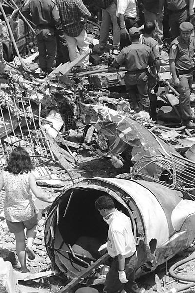 O resgate de corpos e de peças importantes para a investigação sobre o acidente ocorreu em meio a curiosos e moradores da rua