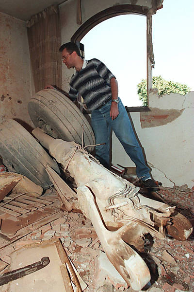 Jorge Tadeu Silva, no quarto dos pais, que foi atingido por um trem de pouso do Fokker 100