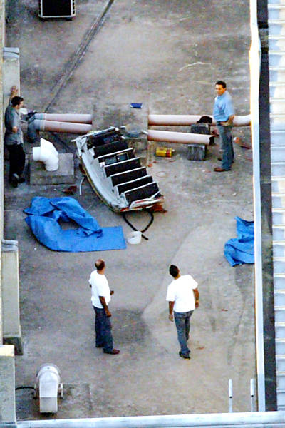 Em 2006, a porta de um Fokker 100 abriu em pleno voo e caiu no terreno de um supermercado em São Paulo