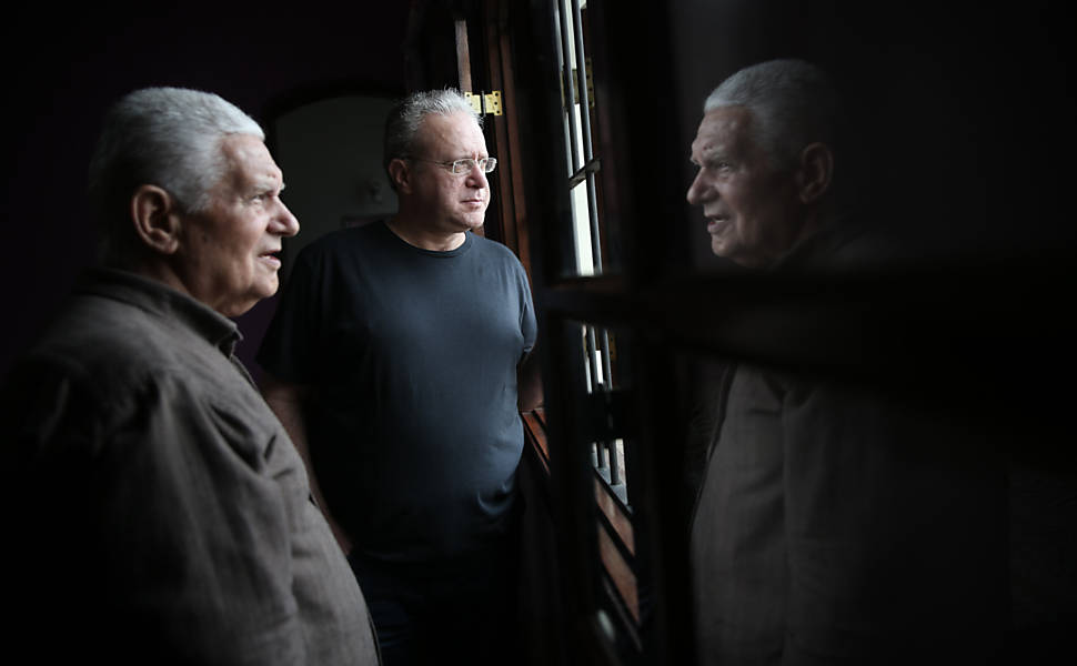 Vinte anos após o acidente, Jorge Tadeu e seu pai, Arnaldo, no mesmo quarto atingido pelo avião