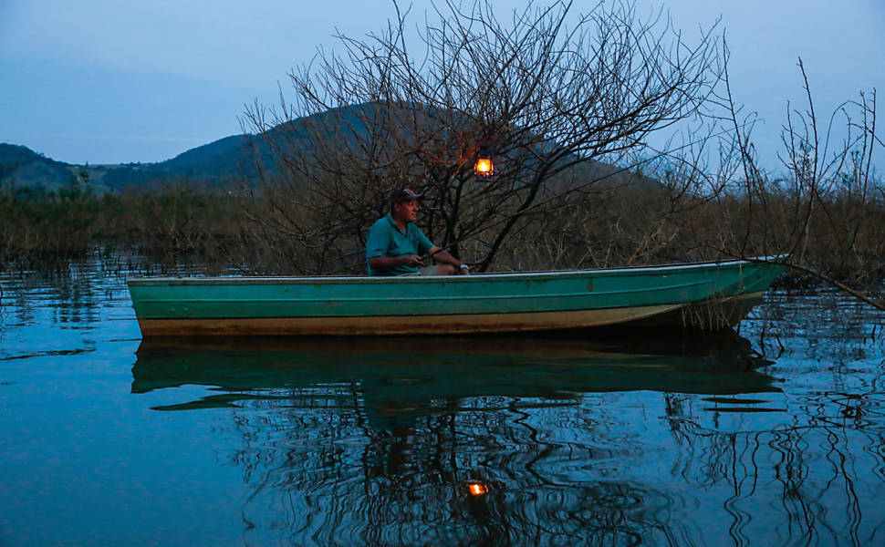 O aposentado Jose Pereira, 62, pesca no lago de Furnas, conhecido como "Mar de Minas"