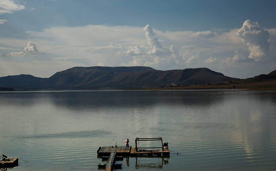 Aldenir Costa recolhe peixes em Carmo do Rio Claro (MG)