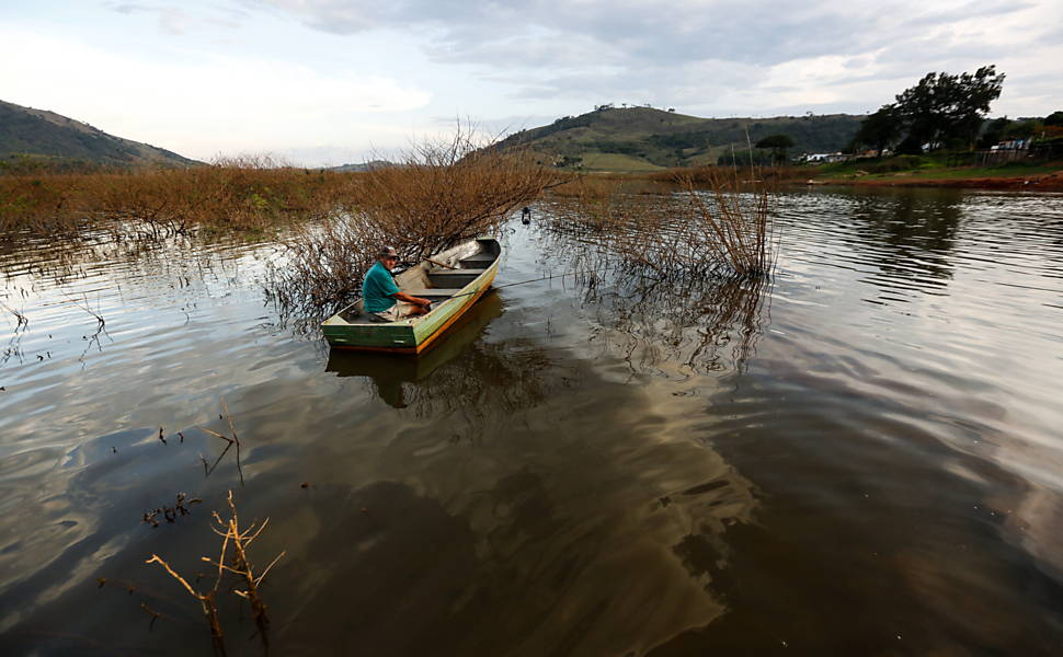 O aposentado Jose Pereira, 62, pesca no lago de Furnas, conhecido como "Mar de Minas"