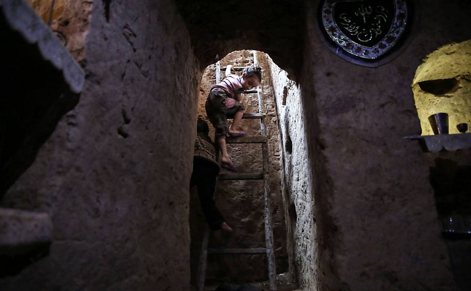 Sírio constroi abrigo subterrâneo para proteger sua família