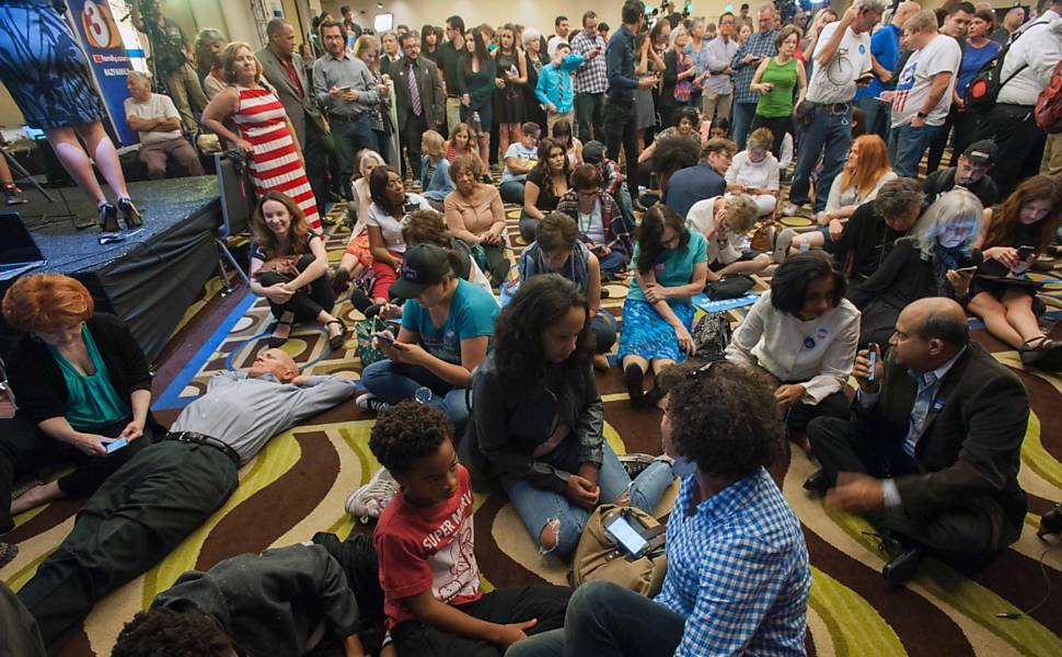 Apoiadores da candidata democrata em um hotel no centro de Phoenix, no Arizona, na madrugada desta quarta (9)