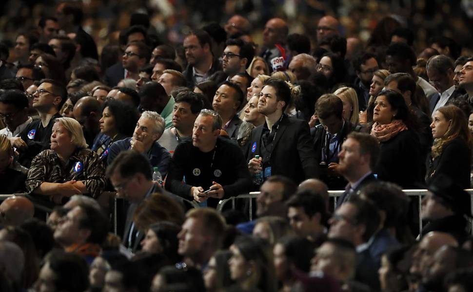 Apoiadores da candidata democrata Hillary Clinton reagem às atualizações da apuração da eleição presidencial em Nova York