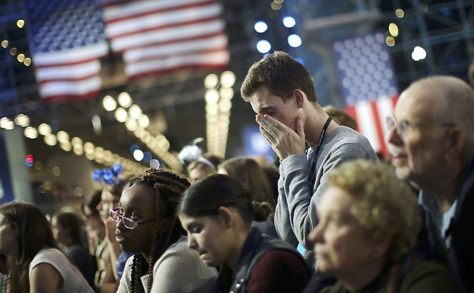 Apoiadores da candidata democrata Hillary Clinton reagem às atualizações da apuração da eleição presidencial em Nova York