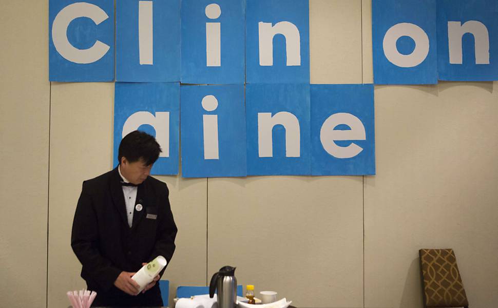 Funcionário do hotel Sheraton recolhe mesa do café em festa da candidata democrata ao senado Katie McGinty, na Philadelphia