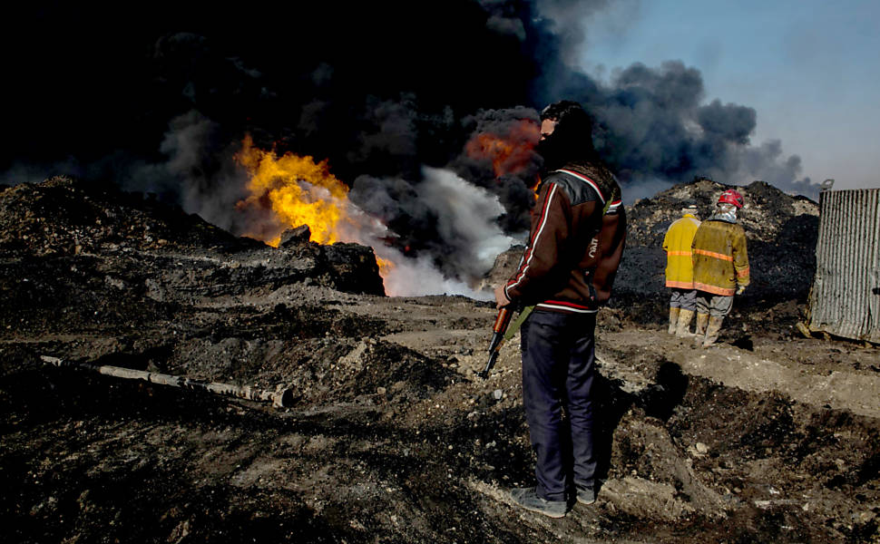 Poços de petróleos incendiados em Qayyarah