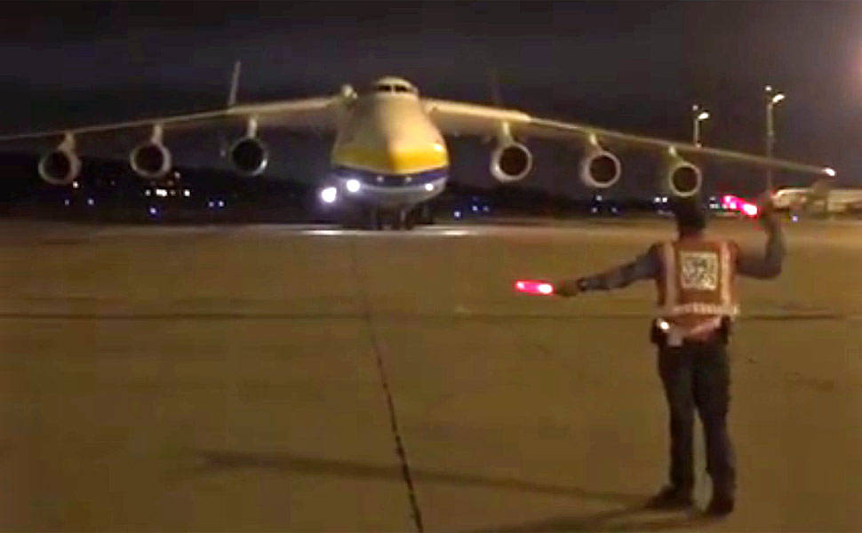 Antonov Mriya An-225, maior avião do mundo, pousa no aeroporto de Guarulhos na noite de segunda-feira, 14 de novembro de 2016