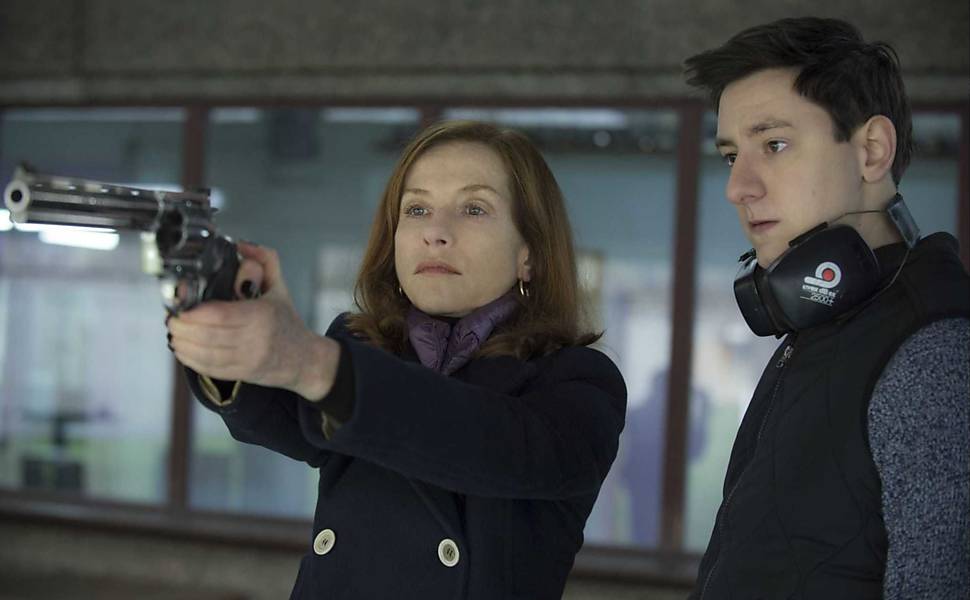 A atriz Isabelle Huppert (esq.) em "Elle"