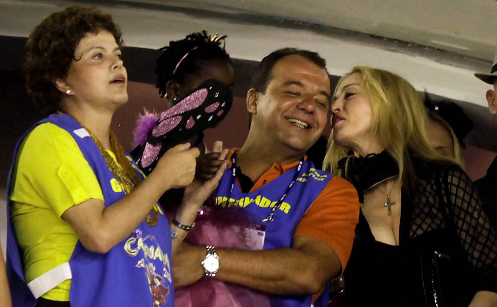 Sérgio Cabral assiste ao desfile das escolas de samba do Rio de Janeiro, ao lado de Madonna e Dilma Rousseff