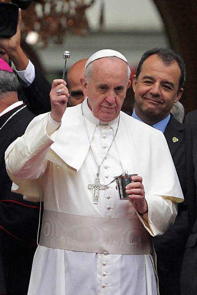 Sérgio Cabral acompanha o papa Francisco em visita ao Rio de Janeiro